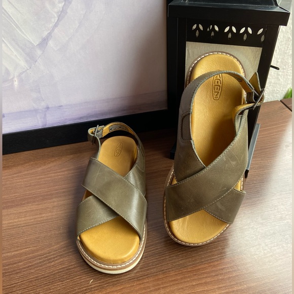KEEN Lana Cross Strap Sandal - Picture 4 of 12